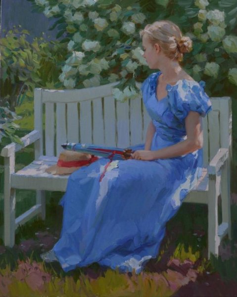 Девушка в синем платье