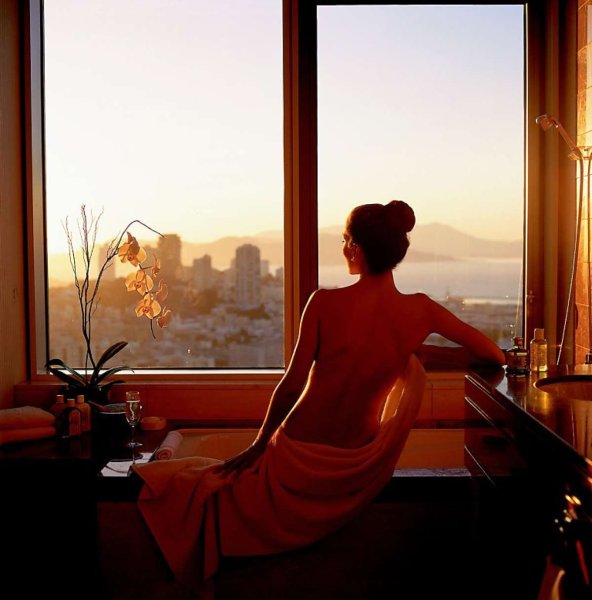 Женщина возле окна