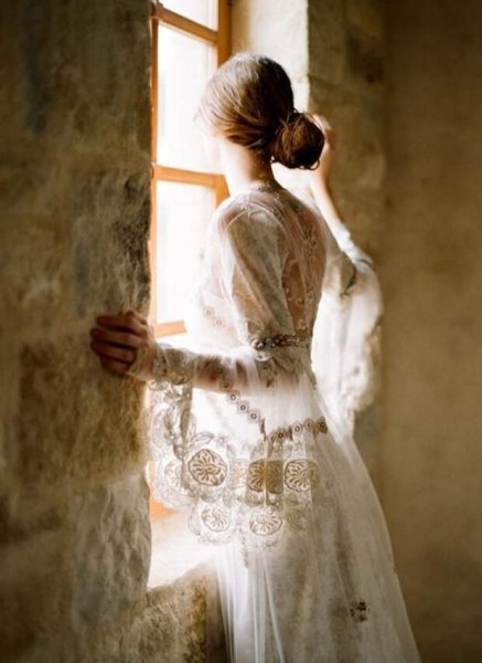 Девушка в старинном платье со спины