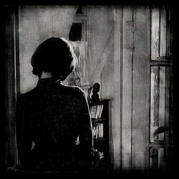 Женщина в окне Графика