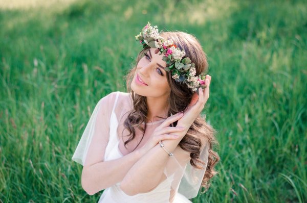 Девушка в венке