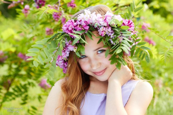 Девушка в венке
