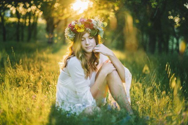 Девушка в венке из цветов