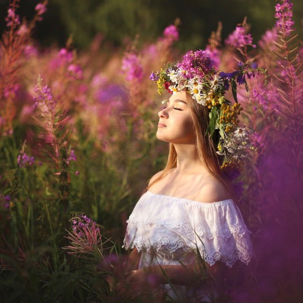 Девушка в венке в поле