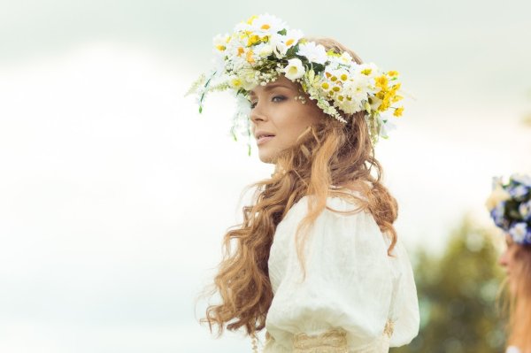 Девушка в венке из цветов