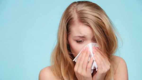 Девушка насморк