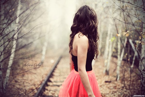 Девушка идет спиной
