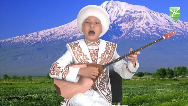 Девушка с домброй