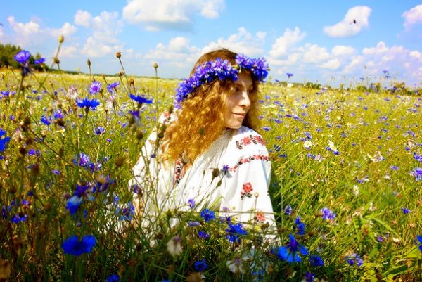 Женщина с васильками