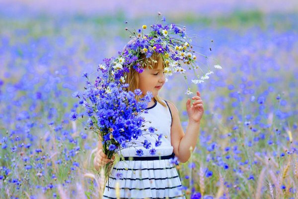 Девочка с полевыми цветами