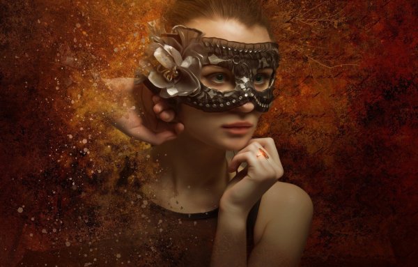 Девушка в маске