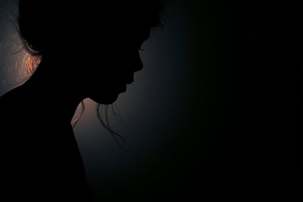 Силуэт девушки на Красном фоне