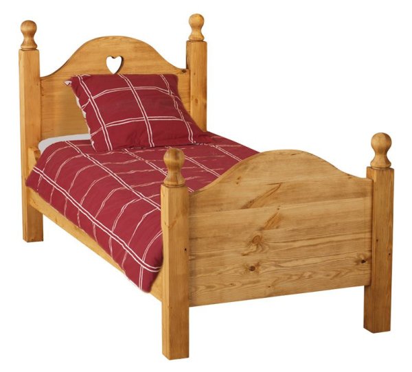 Детская кровать на белом фоне