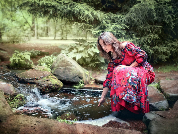 Девушка у родника