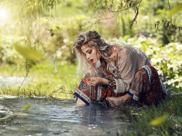 Девушка у реки