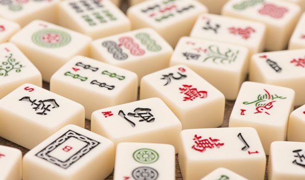 Девушки, играющие в Маджонг