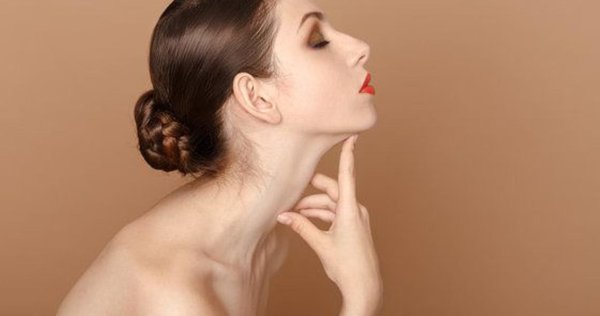 Красивая длинная шея