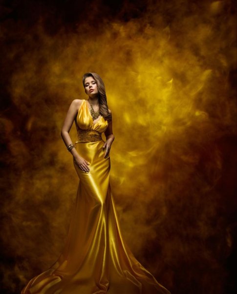 Модель в золотом платье арт