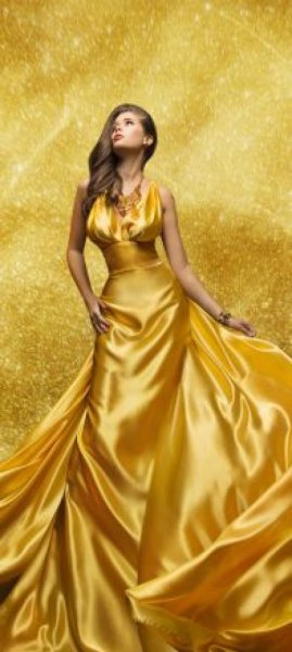 Женщина в золотом платье