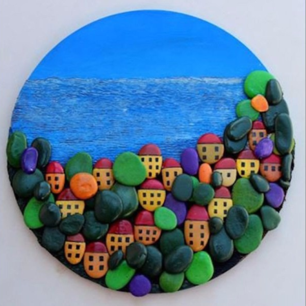 Панно из разноцветных камней