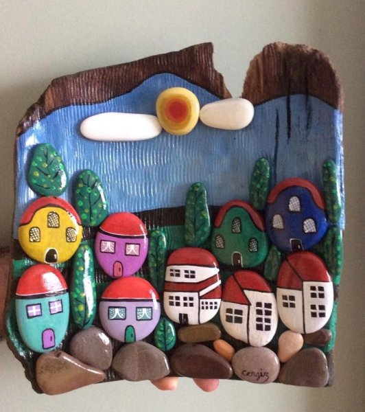 Панно из раскрашенных камней