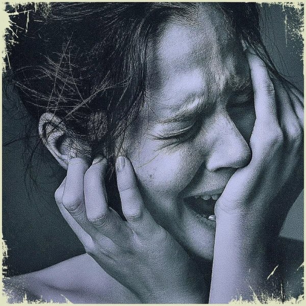 Девушка орет