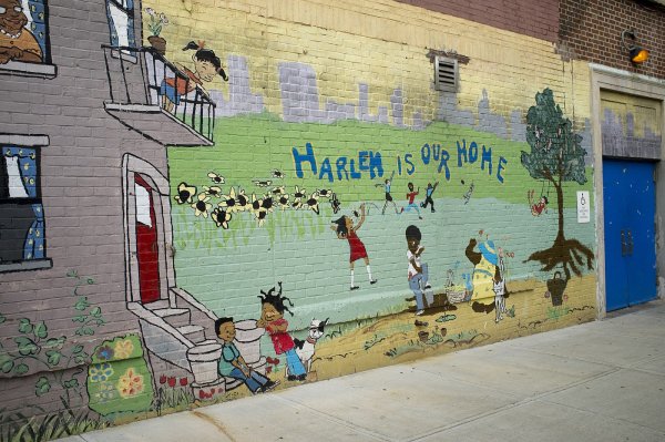 Мальчик рисует на стене