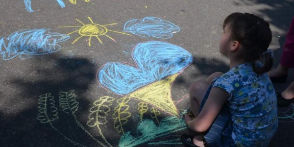 Пишет на стене