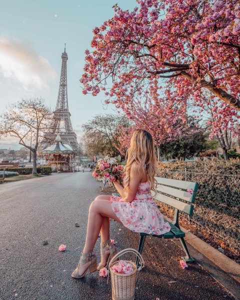 Эйфелева башня девушка