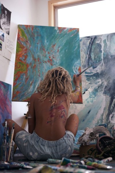 Художница в краске