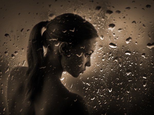 Девушка за мокрым стеклом