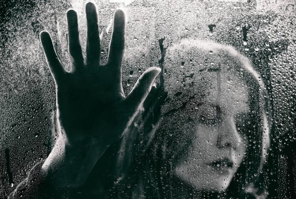 Ладонь на окне