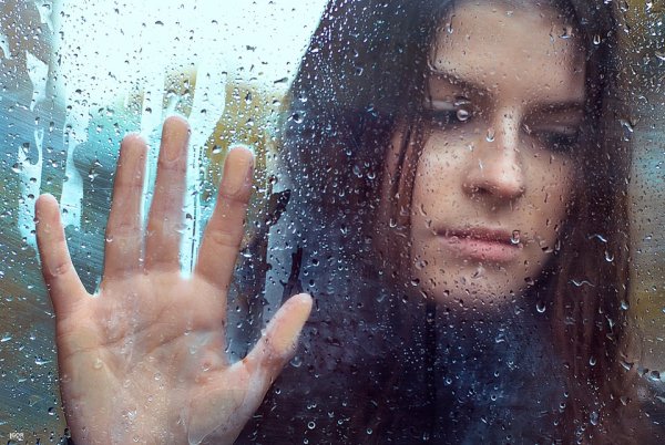 Девушка за мокрым стеклом