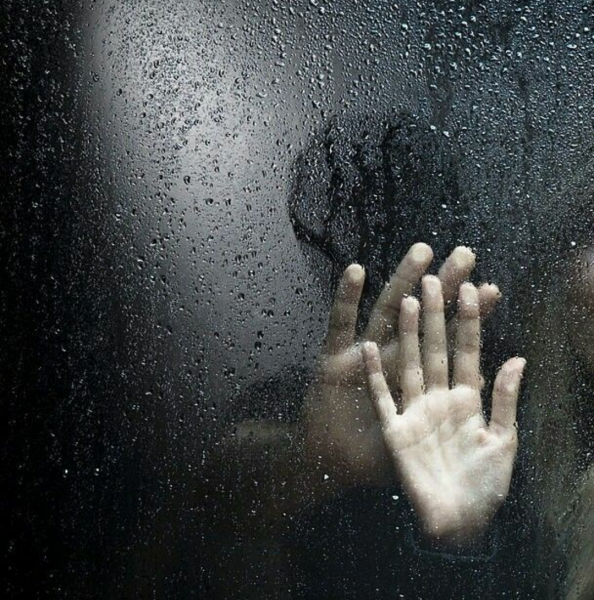 Рука за стеклом