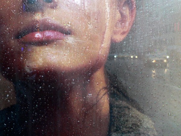 Девушка за мокрым стеклом