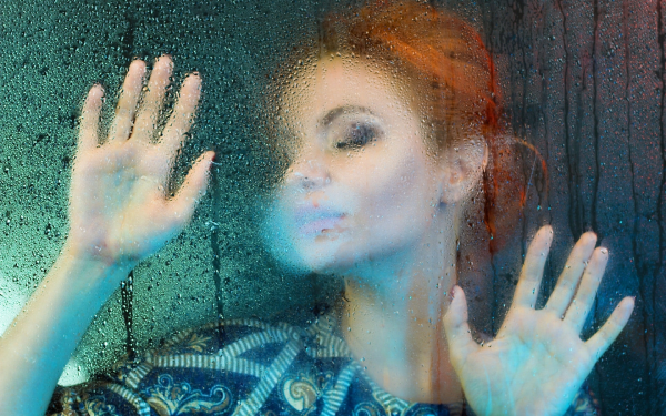 Девушка за стеклом