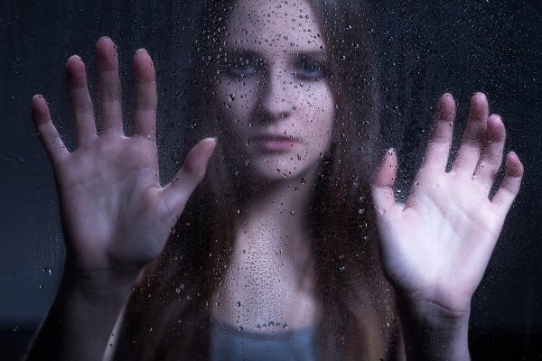 Рука прислоненная к стеклу