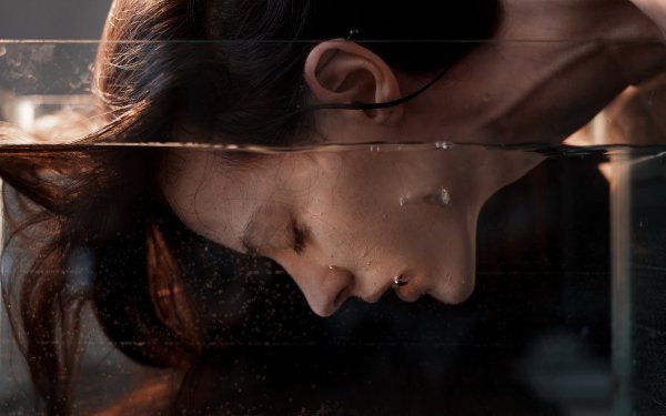 Лицо девушки за стеклом