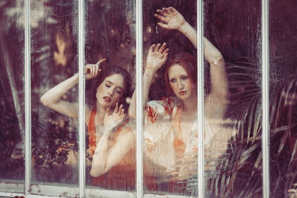 Девушка за стеклом