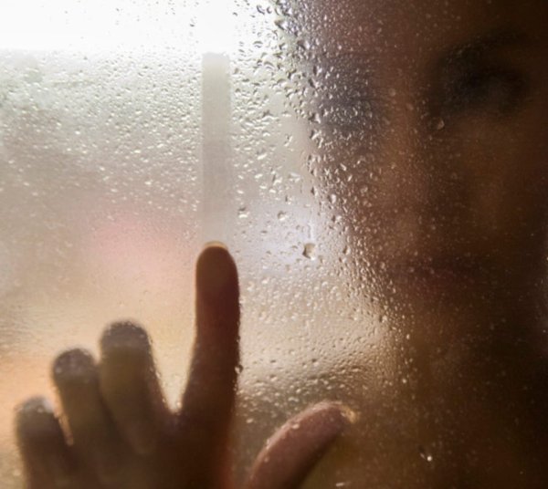 Рука на запотевшем стекле