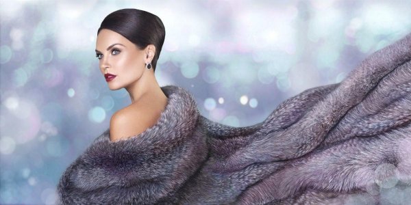 Красивая девушка в норковой шубе