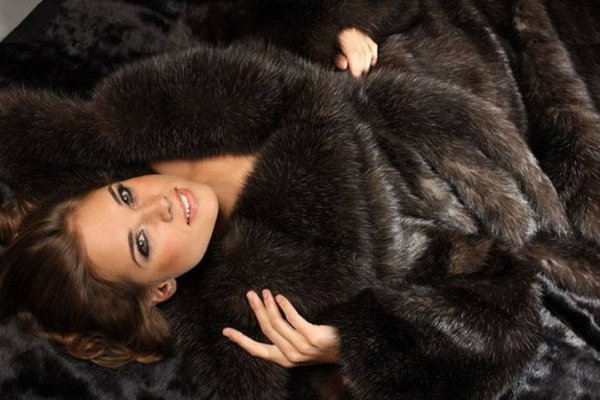 Девушка в меховой шапке