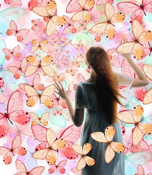 Девушка отпускает птицу