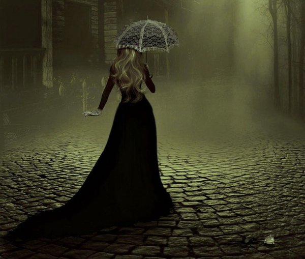 Женщина в длинном платье