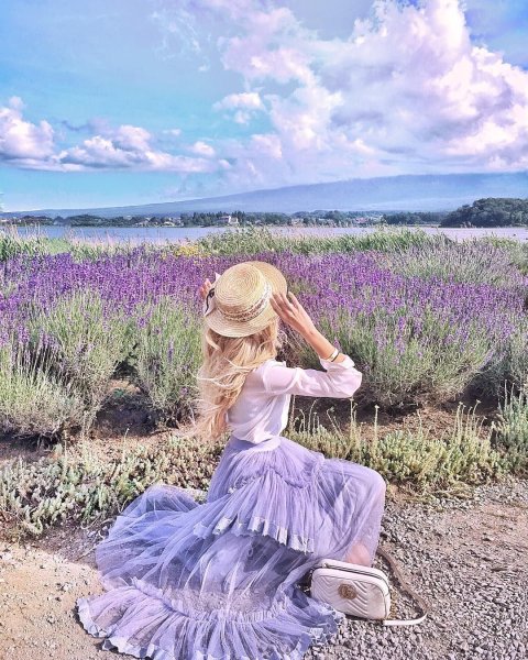 Девушка с лавандой в волосах