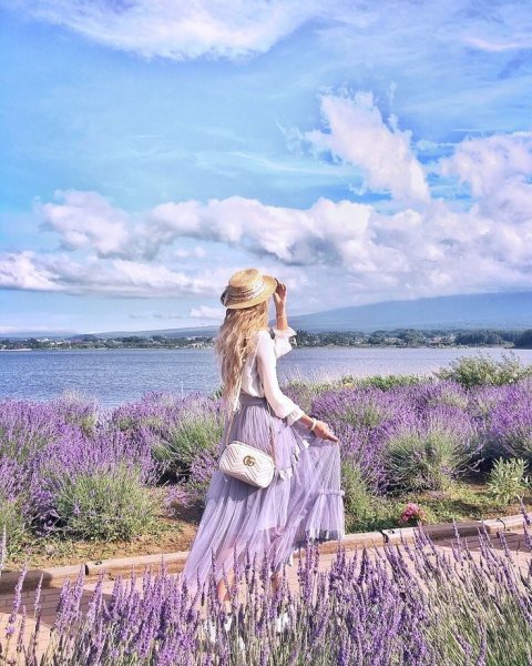 Девочка в лавандовом поле