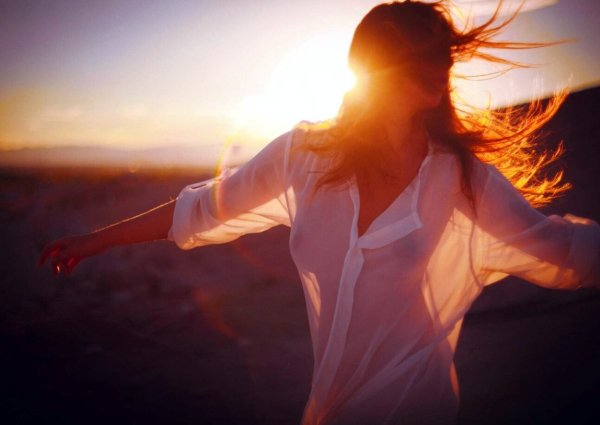 Девушка в солнечных лучах