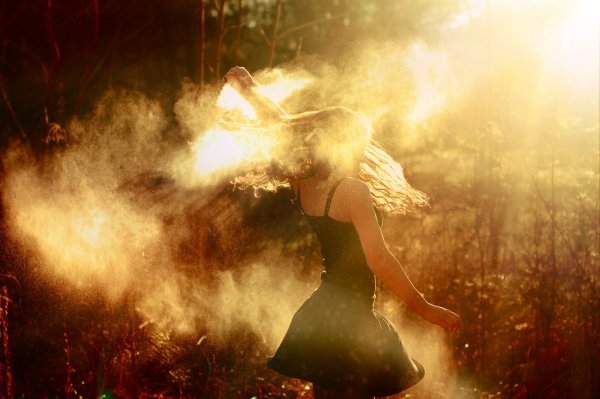 Девушка в солнечных лучах