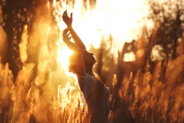 Девушка в лучах солнца