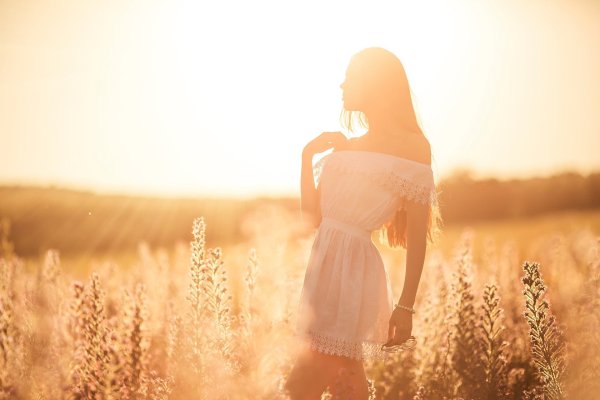 Девушка в солнечных лучах